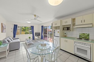 Apartamento, 1 habitación, no fumadores, cocina (Apartment) | Zona de estar | Una televisión de pantalla plana, un reproductor de DVD