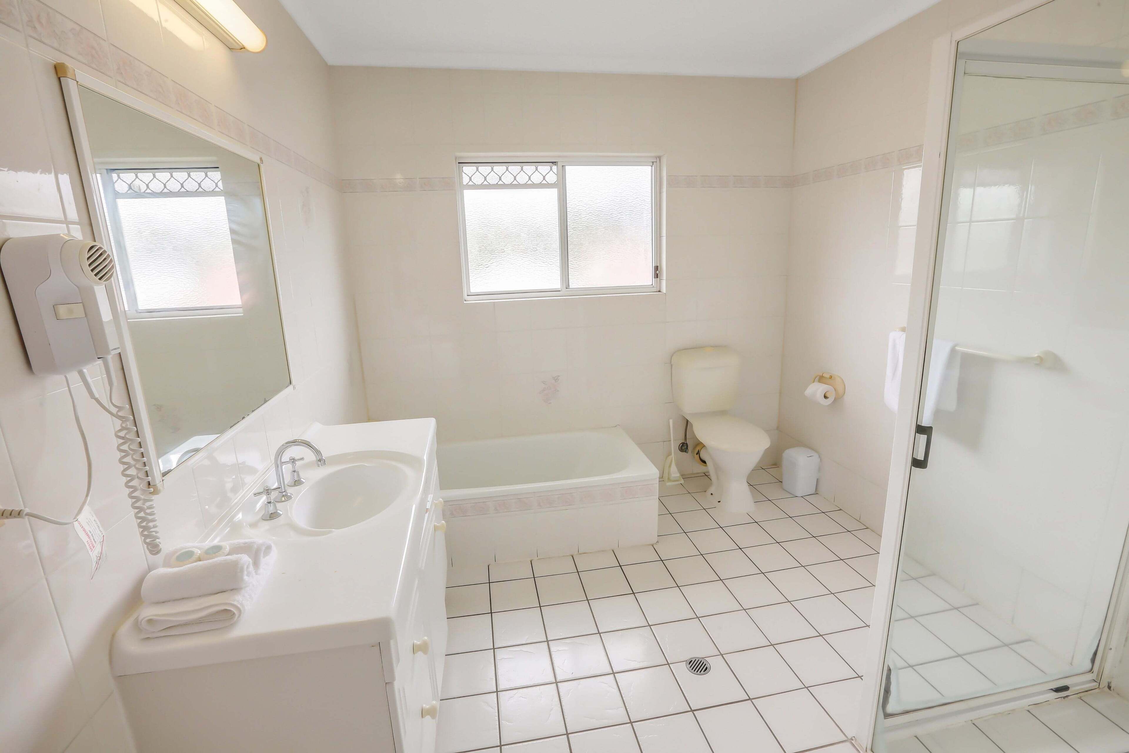 Koala Court Holiday Apartments — image 11