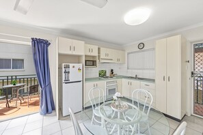 Apartament, 1 dormitori, no fumadors, cuina (Apartment) | Cuina privada | Frigorífic gran, microones, placa de cuina i cafetera i tetera 