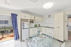 Apartament, 1 dormitori, no fumadors, cuina (Apartment) | Cuina privada | Frigorífic gran, microones, placa de cuina i cafetera i tetera