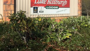Une enseigne indiquant l’emplacement du Lake Roxburgh Lodge, avec le logo du prix du tourisme de Central Otago 2008.