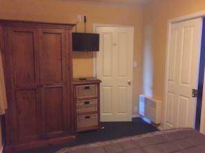 2 bedrooms, premium bedding, pillowtop beds, blackout drapes