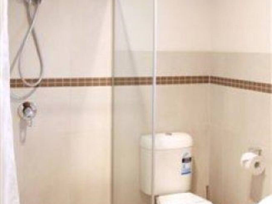 Un baño con ducha, inodoro y lavamanos.
