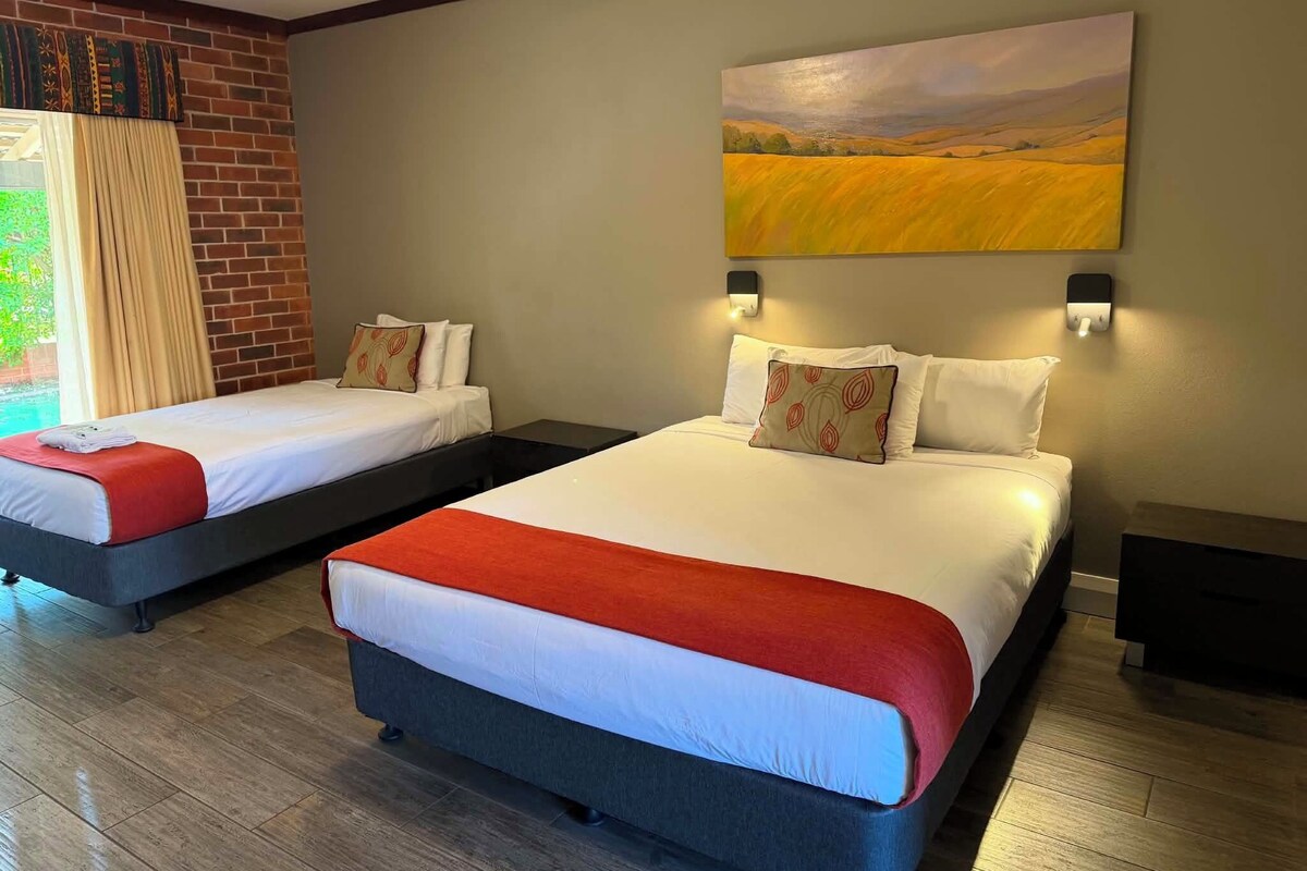Tabla de planchar con plancha, wifi gratis, ropa de cama