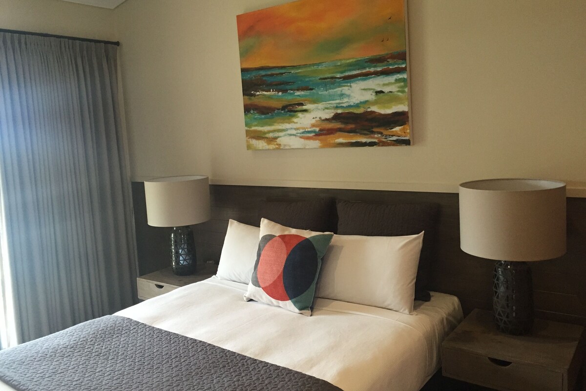 King Room | Tabla de planchar con plancha, wifi gratis, ropa de cama