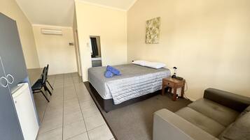 Escritorio, tabla de planchar con plancha, wifi gratis y ropa de cama