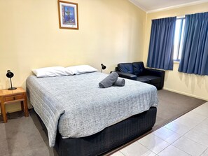 Escritorio, tabla de planchar con plancha, wifi gratis y ropa de cama 