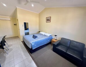 Escritorio, tabla de planchar con plancha, wifi gratis y ropa de cama 