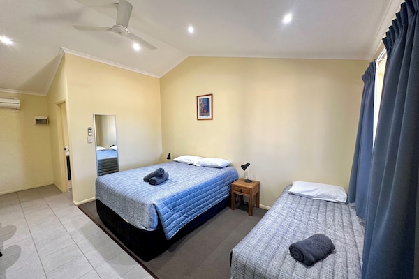 Deluxe Room, Non Smoking (Deluxe Twin Room) | Desk, iron/ironing board, free WiFi, bed sheets
