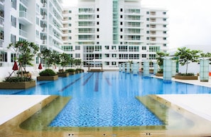 Outdoor pool - Brunsfield Embassyview Condosuite (Kuala Lumpur)
