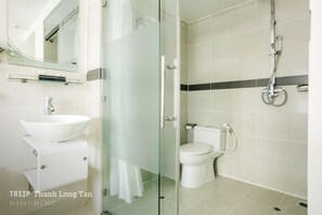 Douche, articles de toilette (gratuits), séchoir à cheveux, pantoufles