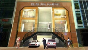 Un hotel con una fachada moderna, varios pisos y una entrada destacada con una escalera.