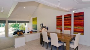 Villa, 2 habitaciones | Servicio de comidas en la habitación