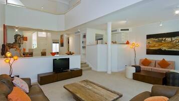 Villa, 2 habitaciones | Área de sala de estar | Televisión de pantalla plana