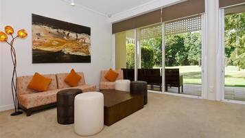 Villa, 2 habitaciones | Área de sala de estar | Televisión de pantalla plana