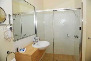 Premium Suite (with spa bath) | Bathroom | Free toiletries, hair dryer, towels - Lismore Bounty Workers Club Motel (Lismore)