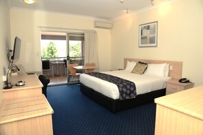 Espacio para trabajar con laptop y tabla de planchar con plancha