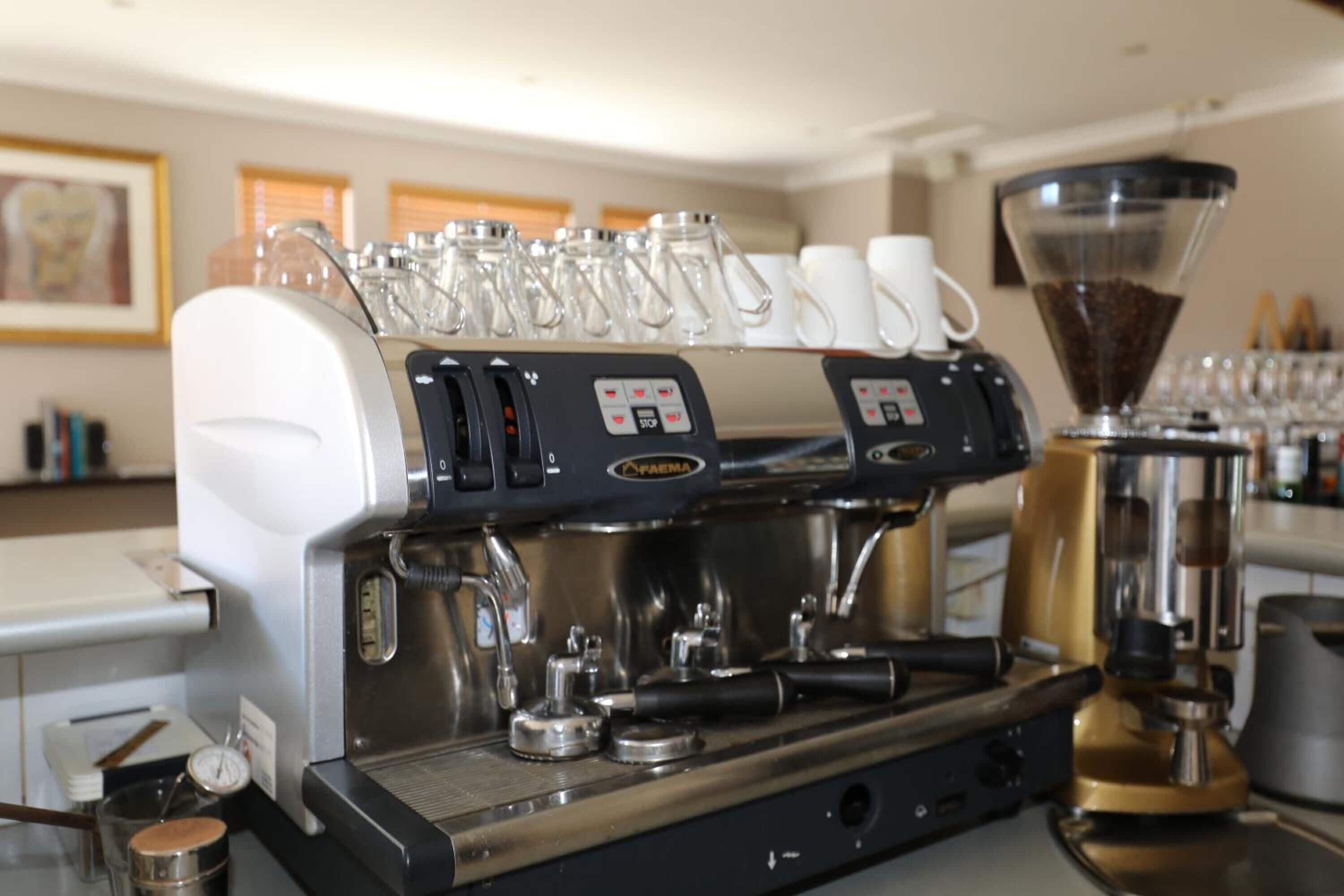 Une machine à café dotée de plusieurs distributeurs de café et d’un moulin à café.