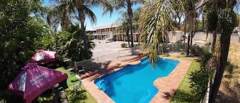 Una piscina al aire libre