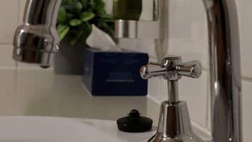 Bruser, gratis toiletartikler, hårtørrer, håndklæder