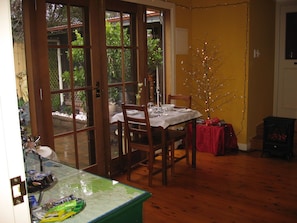 Standard-Suite, 1 Schlafzimmer, Nichtraucher, Balkon | Essbereich im Zimmer
