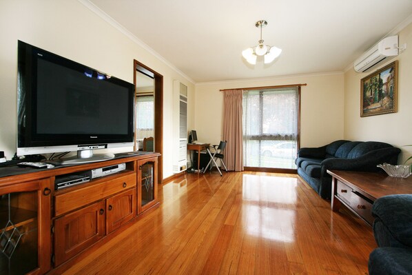 Living room - 40 Thames Holiday Unit (Box Hill North)