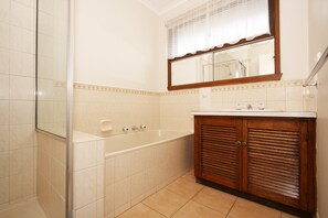 Two Bedroom Villa | Bathroom - 40 Thames Holiday Unit (Box Hill North)