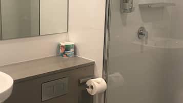 Een douche, een haardroger, handdoeken