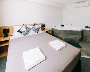 Quarto | Escrivaninha, cortinas blackout, Wi-Fi de cortesia, roupa de cama