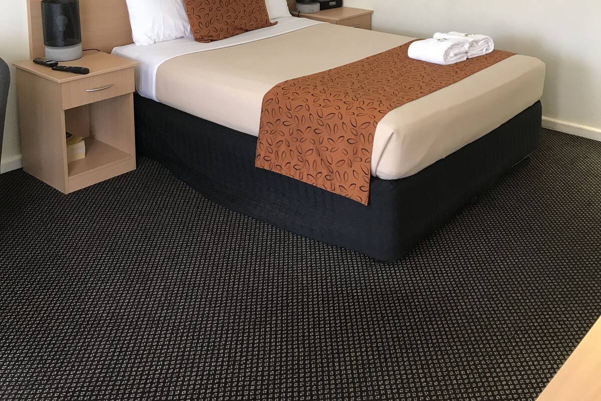Deluxe Room | Desk, blackout drapes, WiFi (free), bed sheets