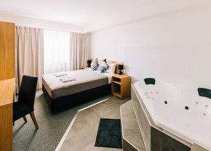 Quarto | Escrivaninha, cortinas blackout, Wi-Fi de cortesia, roupa de cama