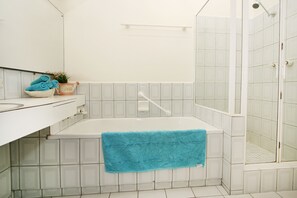 Villa, 2 chambres | Salle de bain | Baignoire et douche séparées, sÚche-cheveux, serviettes fournies