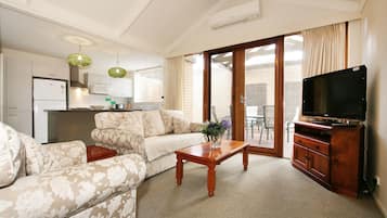 Villa, 2 Bedrooms | Ruang tamu | TV skrin rata, pemain DVD