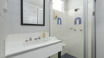 Quarto casal | Banheiro | Chuveiro, produtos de toalete grátis, toalhas de banho