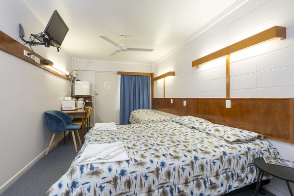 Triple Room | Desk, blackout curtains, free WiFi, bed sheets - Innisfail City Motel (Innisfail)