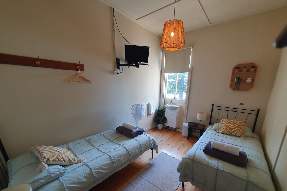 Chambre, 2 lits une place, non-fumeurs, salle de bains commune | Wi-Fi gratuit, draps fournis