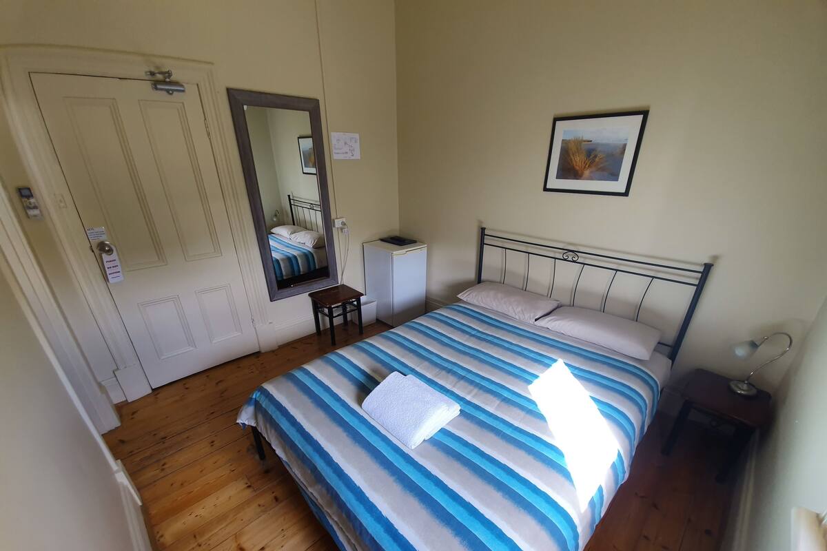 Chambre Double Standard, 1 lit double, non-fumeurs, salle de bains attenante | Wi-Fi gratuit, draps fournis