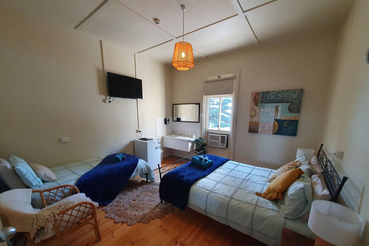 Chambre Triple Standard, plusieurs lits, non-fumeurs, salle de bains attenante | Wi-Fi gratuit, draps fournis