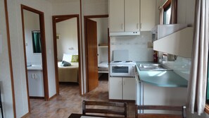 Standard-Suite, 2 Schlafzimmer, Nichtraucher, Küche (cabin stay and save) | Eigene Kochnische | Kühlschrank, Mikrowelle, Wasserkocher mit Kaffee-/Teezubehör