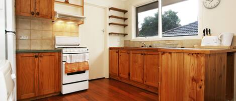 Villa, 2 Bedrooms | Dapur peribadi | Peti sejuk, dapur, pembancuh kopi/teh