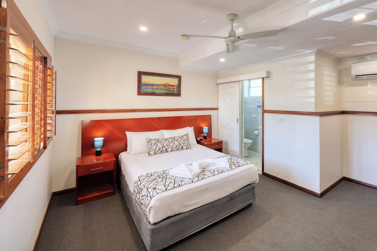 办公桌、熨斗/熨衣板、免费 WiFi、床单