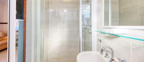 Studio supérieur, non-fumeur, cuisine | Salle de bain | Douche, séchoir à cheveux, serviettes fournies, savon