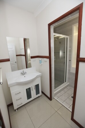 Estudio superior, para no fumadores, cocina | Baño | Regadera, secadora de cabello, toallas, jabón 