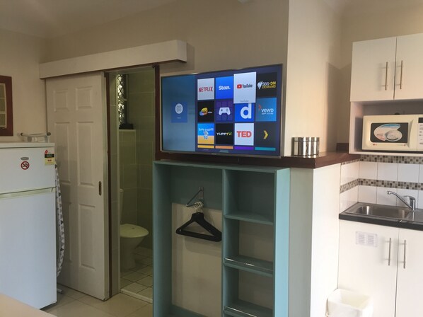 Deluxe Room, 1 Queen Bed, Kitchenette | Living room