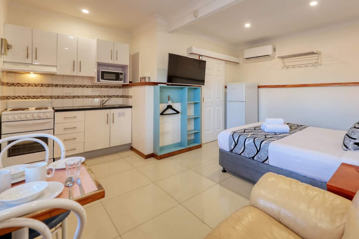 高级开间, 无烟房, 厨房 | 办公桌、熨斗/熨衣板、免费 WiFi、床单