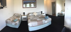 Desk, iron/ironing board, free WiFi, bed sheets - Across Country Motel and Serviced Apartments (Dubbo)