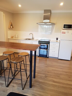 Réfrigérateur, cafetière/bouilloire, bouilloire électrique