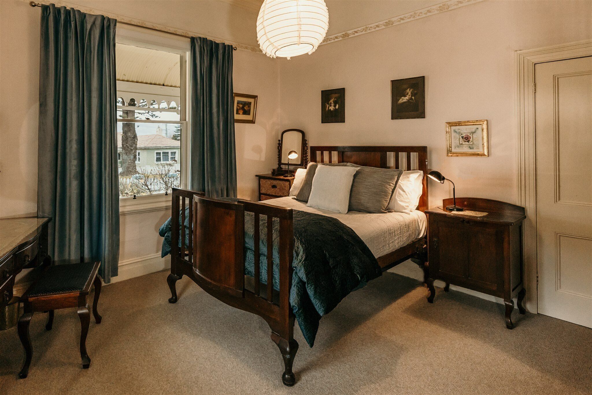 Une chambre à coucher de style traditionnel, avec un lit à baldaquin, un bureau et une chaise.