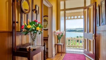 Ferienhaus | Hochwertige Bettwaren, Schreibtisch, Bügeleisen/Bügelbrett