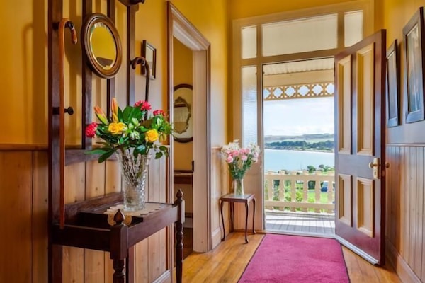 Abbey’s Spa Cottage | Premium bedding, desk, iron/ironing board, free WiFi